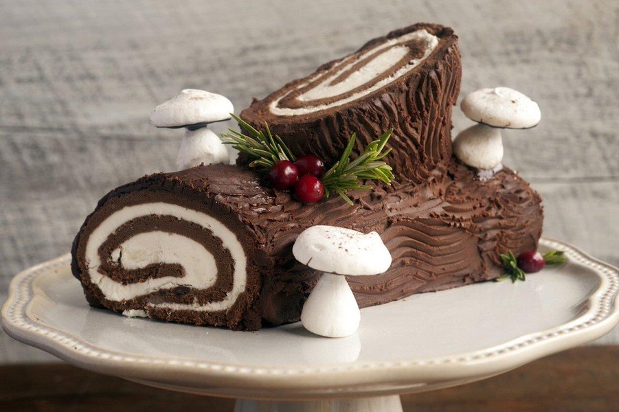 Bánh khúc cây (Buche de Noel), Pháp: Đây là loại  bánh ngọt độc đáo dịp Giáng sinh của Pháp. Buche de Noel trong tiếng Pháp có nghĩa là "khúc cây lễ giáng sinh". Đúng như tên gọi, chiếc bánh có hình một khúc gỗ với lớp kem socola phủ ngoài, bên trên và xung quanh được trang trí thêm những cây thông, thảm cỏ, ông già noel, nấm, quả việt quất...