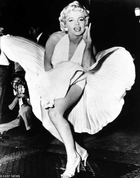 1. Marilyn Monroe – váy giá 4,6 triệu USD:  Bộ váy đắt đỏ mà Marilyn mặc khi đóng phim The Seven Year Itch đã trở thành một trong những chiếc váy mang tính biểu tượng nhất từ trước đến nay nhờ cảnh quay nổi tiếng này. Năm 2011, nó đã được bán đấu giá với giá 4,6 triệu USD ở Los Angeles.