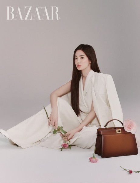  Bộ ảnh thời trang mới của Song Hye Kyo với vai trò đại diện cho nhà mốt Fendi vừa được đăng tải trên ấn phẩm Harper's Bazaar (Hàn Quốc) số tháng 3/2021.