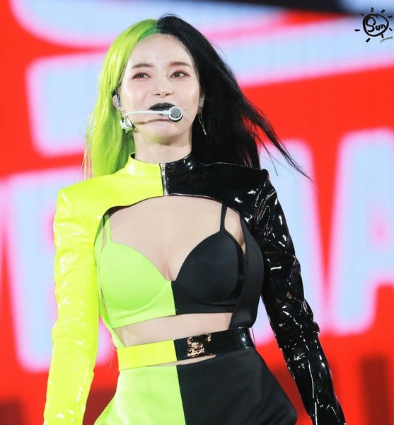 Nữ ca sĩ Solar (Mamamoo) gây chú ý khi xuất hiện trên sân khấu với mái  tóc nhuộm đối xứng mang hai tông màu xanh neon và đen.