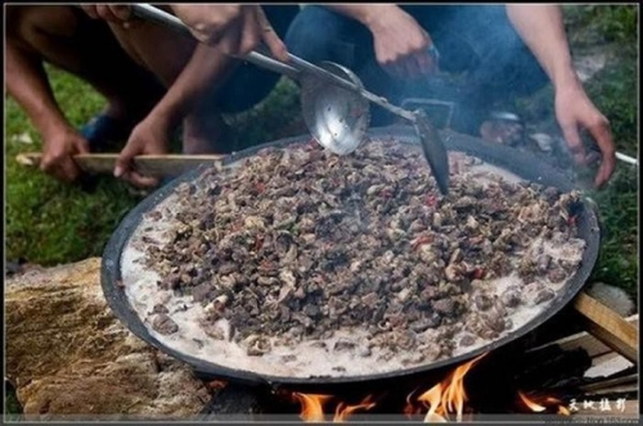 Món ăn này được đặt cho cái tên “ lẩu phân bò” bởi màu sắc và hương vị “nặng mùi” giống như chất thải gia súc. Nguyên liệu để làm nên món lẩu này lại là dịch dạ dày bò thấm cùng các loại thuốc bắc và hương liệu, nên mới có hương vị độc đáo đặc trưng.