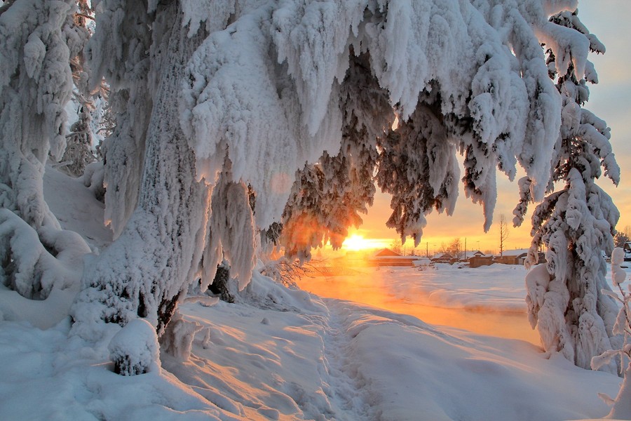 Trong vùng Siberia, hai ngôi làng Oymyakon (có khoảng 500 dân) và Verkhoyansk (có khoảng 1.000 dân) thường "cạnh tranh" nhau danh hiệu lạnh lẽo nhất thế giới. Nhiệt độ trung bình vào  mùa đông ở Siberia là -45 độ C.