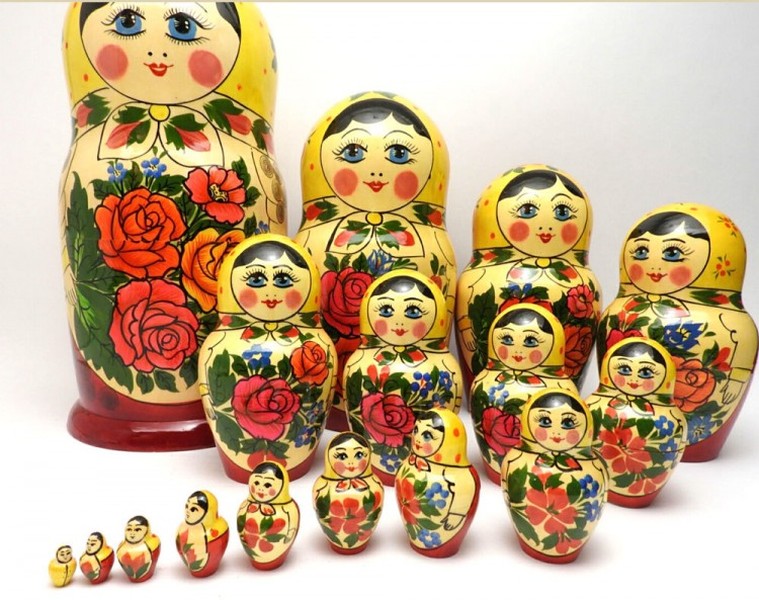 Búp bê Matryoshka: Matryoshka là  biểu tượng truyền thống nước Nga hay món quà không thể thiếu của du khách khi đến xứ sở bạch dương xinh đẹp.