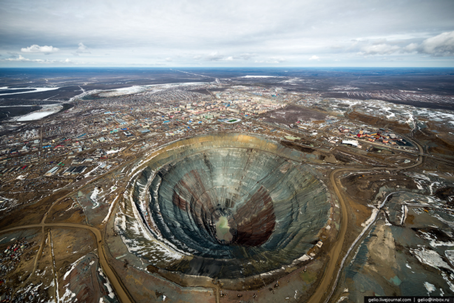 Mirny là một thị trấn khai thác kim cương nằm sâu trong vùng Siberia, miền đông nước Nga. Sau nửa thế kỷ khai thác,  mỏ kim cương Mirny trở thành một hố giống như hang động hình vòng xoáy cực lớn chui sâu vào lòng đất.