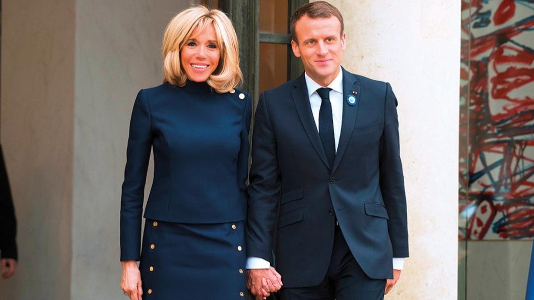 Ở tuổi 69,  Đệ nhất phu nhân Pháp Brigitte Macron vẫn giữ được phong nhưng không kém phần trẻ trung và năng động, xứng đôi với Tổng thống Emmanuel Macron.