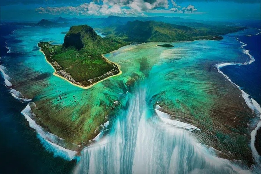 Mauritius là một quốc đảo ở Ấn Độ Dương, cách lục địa châu Phi khoảng 2.000 km. Đây là một điểm du lịch biển nổi tiếng thế giới, với nhiều cảnh quan ấn tượng, trong đó có “ thác nước ngầm dưới lòng đại dương”, một hiện tượng tự nhiên thú vị.