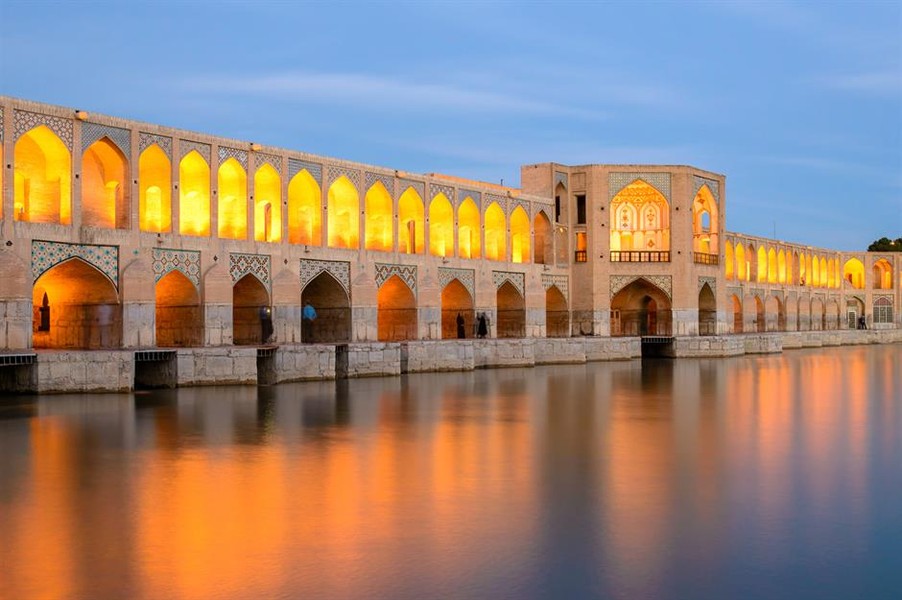 Cầu Khaju, Isfahan, Iran: Công trình kiến trúc Ba Tư cổ điển này được xây dựng vào khoảng năm 1650 trên nền một cây cầu cũ. Khaju là một  cây cầu có kiến trúc ngoạn mục được sử dụng đa chức năng. Tòa nhà ở trung tâm cây cầu được sử dụng để tổ chức các cuộc tụ họp cộng đồng.