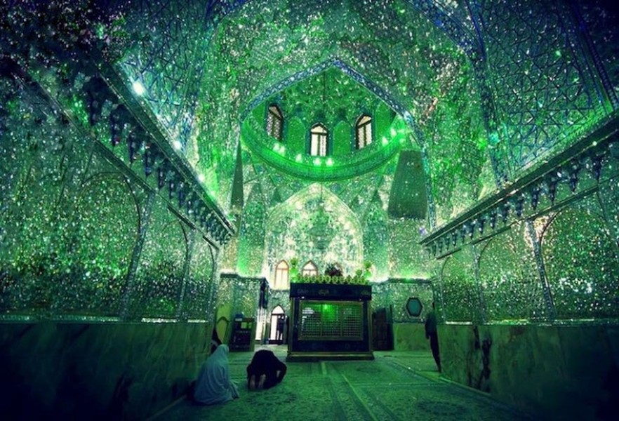  Lăng mộ Shah Cheragh là một tượng đài và nhà thờ Hồi giáo nổi tiếng ở Shiraz, Iran. Nó được xây dựng vào thế kỷ 12, là nơi lưu giữ các ngôi mộ thánh của Mir Muhammad và Amir Ahmad, anh em của Imam Reza.