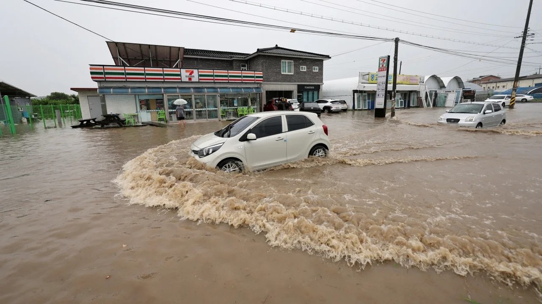 10 người khác vẫn đang mất tích, theo Bộ Nội vụ và An toàn Hàn Quốc, trong khi 9 người bị thương trong trận  lũ lụt càn quét Hàn Quốc.