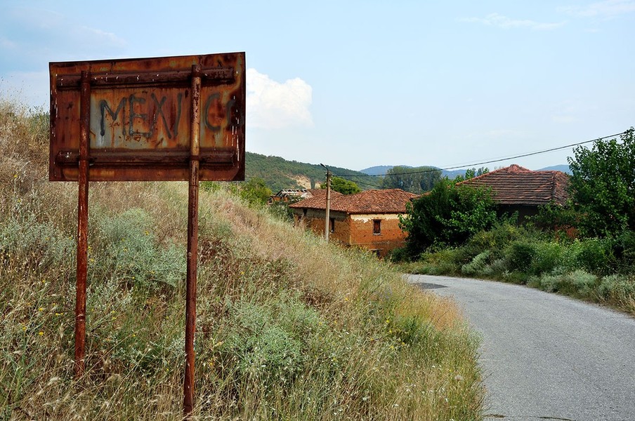 Odrintsi, một ngôi làng nhỏ ở Bulgaria, giáp biên giới với Hy Lạp. Ban đầu,  ngôi làng biệt lập với thế giới bên ngoài này chỉ có hai người sinh sống là cụ hưu trí Ruska Dimitrova, 85 tuổi và Flado, một người chăn nuôi động vật. Ảnh: Al Jazeera.