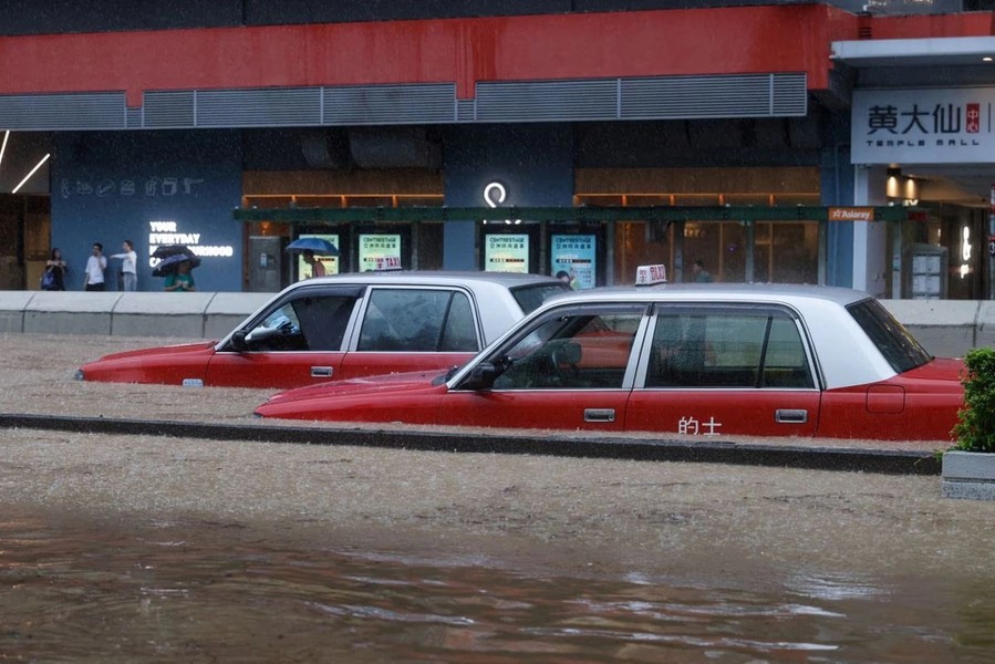 Đài quan sát Hong Kong cho hay trận mưa lớn bắt đầu vào tối muộn ngày 7/9, với lượng mưa hơn 158 mm được ghi nhận trong khoảng thời gian từ 23h đến nửa đêm. Chính quyền thành phố cho biết đây là lượng mưa lớn nhất từng được ghi nhận kể từ năm 1884.