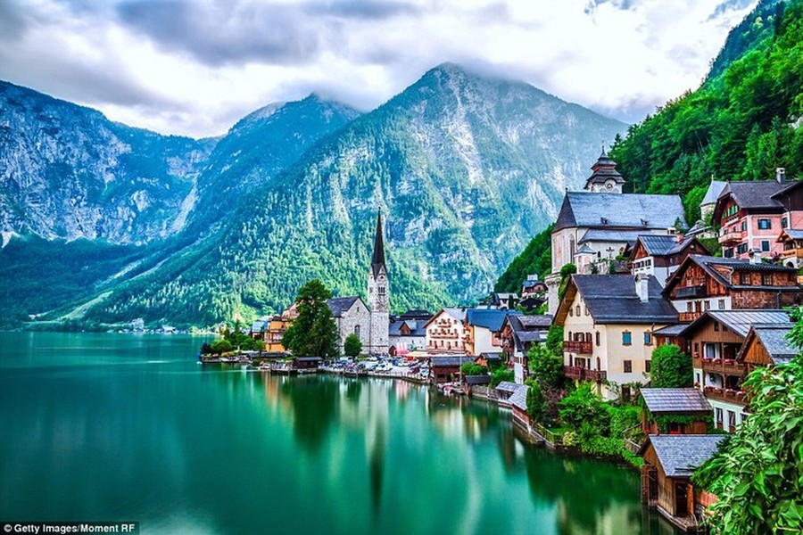  Thị trấn cổ kính Hallstatt ở Áo luôn là điểm đến hấp dẫn với các du khách với những ngôi nhà thờ cổ, nhà gỗ với lâu đài thời Trung cổ.