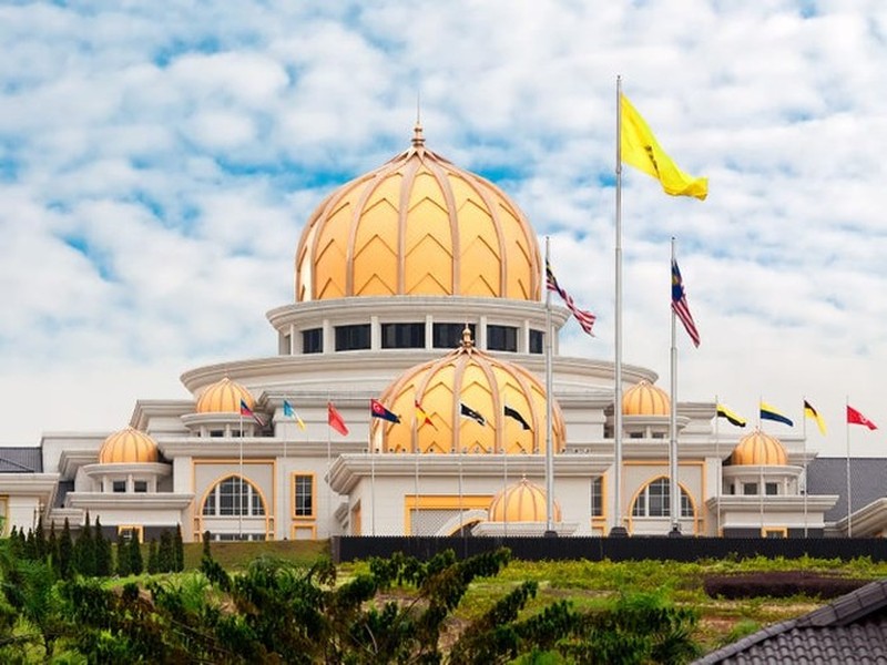 Cung điện Istana Negara tại Kuala Lumpur, Malaysia, có diện tích 90.000 mét vuông, được xây dựng vào năm 1928. Đây là một trong những lâu đài,  cung điện hoàng gia lớn nhất thế giới.