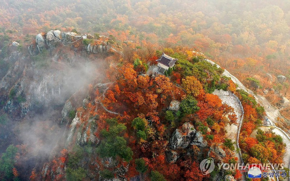 Núi Ryongak ở khu vực Mangyongdae của Bình Nhưỡng (Triều Tiên) được bao quanh bởi những tán lá vàng mùa thu. Ảnh: Yonhap.