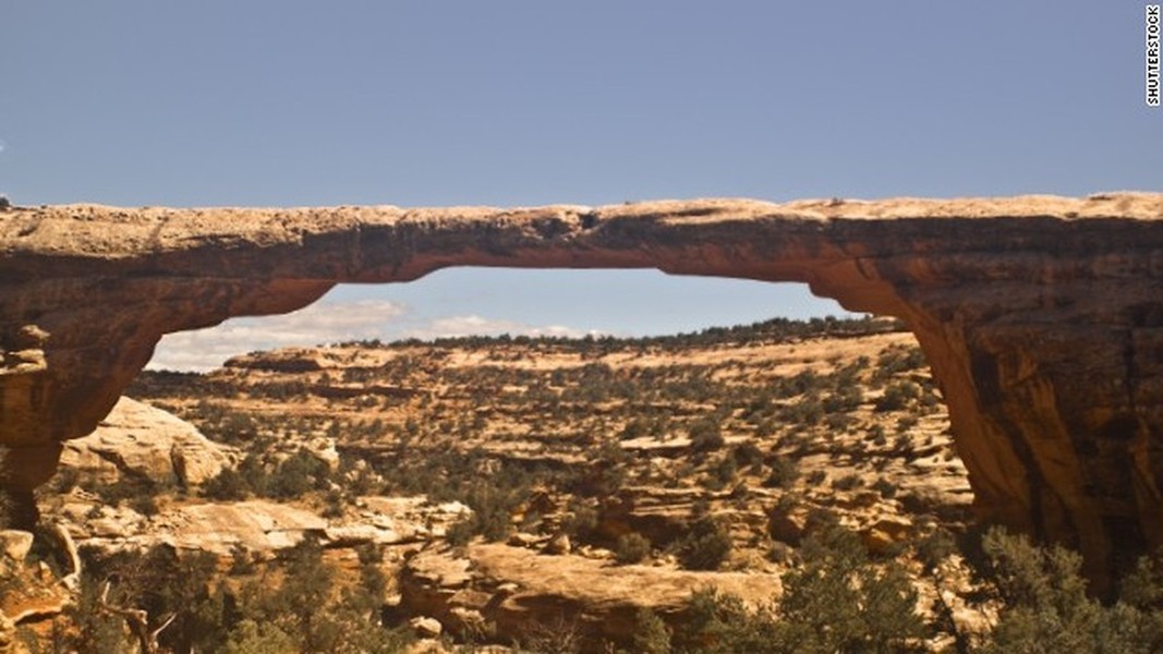 Đây là  cây cầu tự nhiên Owachomo, 1 trong 3 cây cầu nổi tiếng của National Bridges National Monument ở Utah, Mỹ. Chúng đã được mẹ thiên nhiên chạm khắc trong hàng triệu năm qua (Nguồn: CNN)