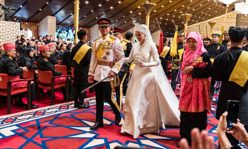 Hoàng gia Brunei tổ chức tiệc cưới Istiadat Bersanding Pengantin Diraja cho  Hoàng tử Brunei Abdul Mateen, 32 tuổi, và cô dâu Anisha Rosnah, 29 tuổi, tại cung điện Istana Nurul Iman ở thủ đô Bandar Seri Begawan. Ảnh: Getty.