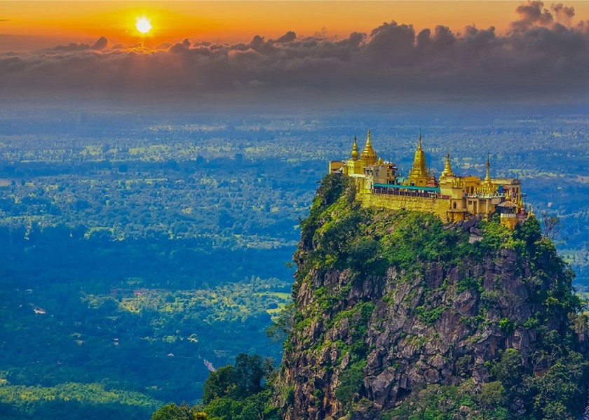 Tu viện Taung Kalat, Myanmar: Treo mình trên độ cao 1.524 mét, tu viện Taung Kalat thuộc danh sách những  ngôi đền nằm ở vị trí hiểm hóc nhất thế giới. Ảnh: His-discover.