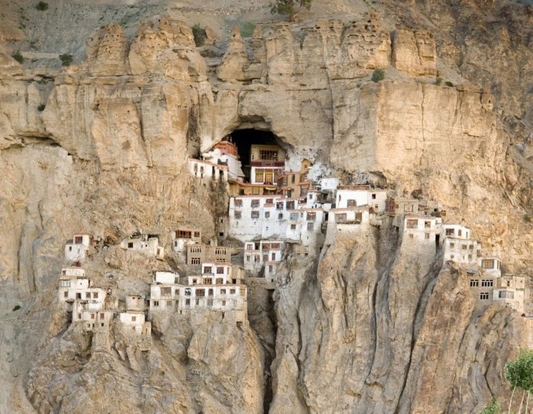 Tu viện Phuktal hoặc Phuktal Gompa là một trong những tu viện hẻo lánh nhất trong khu vực Zanskar phía đông nam huyện Ladakh của Jammu và Kashmir ở miền bắc Ấn Độ. (Ảnh: Amusing Planet)