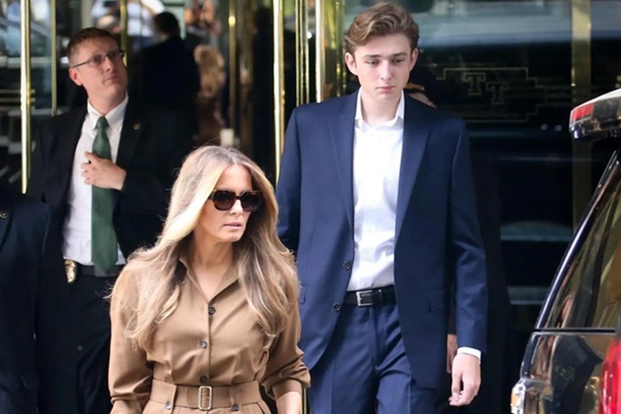 Ngày 4/6 vừa qua, cựu Đệ nhất phu nhân Mỹ Melania Trump cùng con trai Barron Trump đã bị cánh săn tin chụp ảnh khi bước ra khỏi Tháp Trump, New York. Ảnh: NY Post.