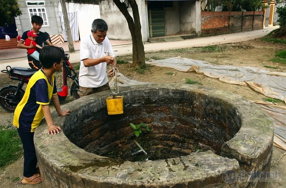 Thôn Lũng Vị, xã Đông Phương Yên, huyện Chương Mỹ, Hà Nội có 1.800 người thì đến gần nửa dân số phải dùng chung 1 giếng nước độ sâu chưa tới 10 mét, với thứ nước vàng sậm nổi đầy váng.