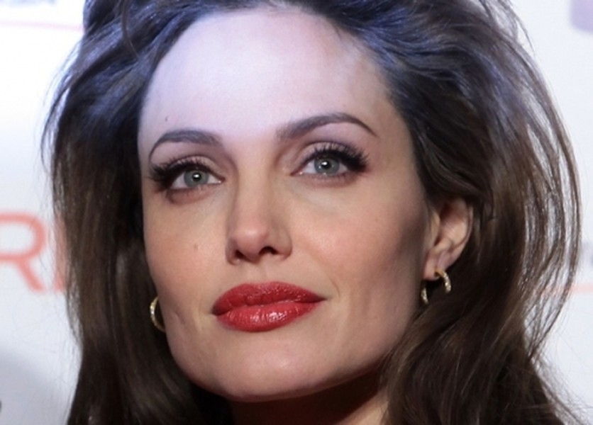  Angelina Jolie sở hữu một đôi môi quyến rũ và gợi cảm nhất thế giới. Dường như màu son đỏ sinh ra là để dành tặng riêng cho cô.