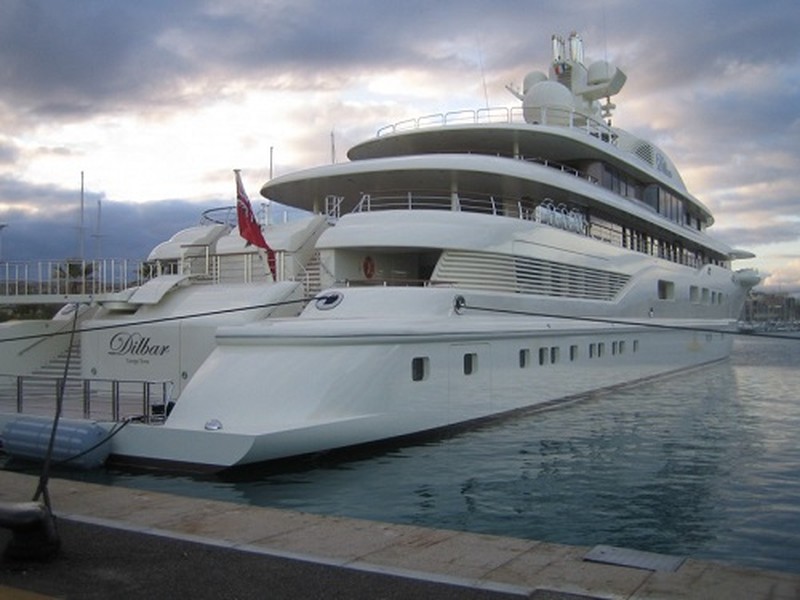 10. Dilbar – 263 triệu USD Tỷ phú người Nga Alisher Usmanov đã mua chiếc  siêu du thuyền này vào năm 2012 với giá 263 triệu USD. Tên gọi của chiếc du thuyền, Dilbar, được đặt theo tên người mẹ của nhà tỷ phú. Dilbar có thể phục vụ 20 khách và thủy thủ đoàn lên tới 47 người. Dilbar có bãi đáp trực thăng, bể bơi và phòng ăn rất sang trọng.