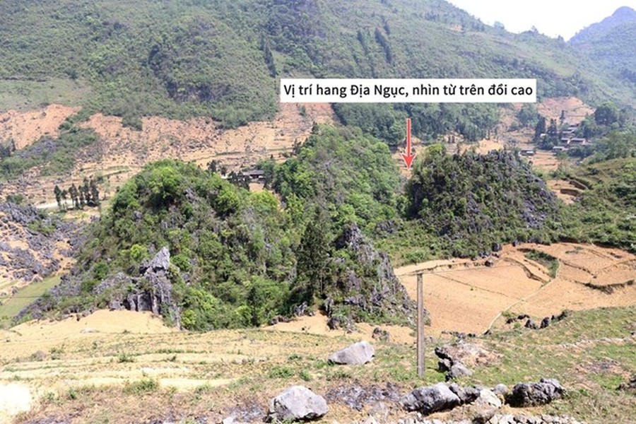 Hang Địa Ngục nằm trong quần thể cao nguyên đá Đồng Văn, Hà Giang. Qua tìm hiểu nhiều kênh thông tin, Tạ Nam Long biết đây là hang động rất sâu, được người dân địa phương coi là rất linh thiêng.