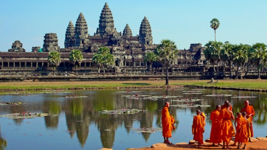 Phnom Penh, Campuchia  Nơi ăn nghỉ đêm với giá rẻ nhất: 3 đô  Chi phí thực phẩm hàng ngày giá rẻ nhất: 10 đô.  Theo tiêu chuẩn khu vực Đông Nam Á, Camphuchia là quốc gia có phí du lịch rẻ đáng kinh ngạc. Không thể tin nổi, một đất nước nhỏ bé từng trải qua chế độ Khmer Đỏ tàn khốc giờ lại yên bình và an toàn đến vậy. Đặc biệt Phnom Penh - thủ đô Camphuchia hút khách với những công trình kiến trúc tuyệt đẹp như Cung điện Hoàng gia, những món ăn đường phố vô cùng ngon, rẻ và hấp dẫn. Bạn có thể hòa mình vào không khí nhộn nhịp thủ đô, sau đó ghé thăm các địa điểm nổi tiếng như Cánh đồng chết, Bảo tàng Tuol Sleng,… Ắt hẳn đó sẽ là chuyến đi thú vị và đáng nhớ.