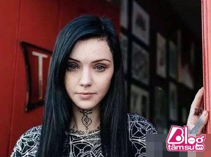 Grace Neutral, 26 tuổi không chỉ nổi tiếng là một nữ người mẫu chuyên nghiệp, ngược lại cô cũng khiến người khác đứng hình vì sự dũng cảm, thích mạo hiểm của mình khi sẵn sàng xăm một đôi mắt màu tím, chẻ lưỡi làm đôi và cắt bỏ rốn. Không chỉ dừng lại như vậy, Grace còn tạo hình cho đôi tai nhọn, tạo đường gân trên trán và xăm gần như kín mình. Nhìn  ngoại hình đáng sợ của Grace, không ít người cảm thấy thiếu thiện cảm và có phần ghê rợn đối với một cô nàng ngổ ngáo đến đáng sợ như vậy. Nhưng khi biết được lý do Grace làm vậy, chắc hẳn không ai là không cảm thấy thương cho số phận cô người mẫu danh giá.