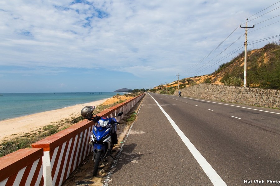 Từ trung tâm thành phố Phan Thiết, chúng tôi theo đường TL706 để đến với địa danh Bàu Trắng thuộc địa phận huyện Hòa Đa, tỉnh Bình Thuận.  Tuyến đường Bàu Trắng - Phan Rí có bốn làn xe rất đẹp băng qua những hoang mạc vắng lặng, một bên là cồn cát, một bên là đại dương mênh mông.