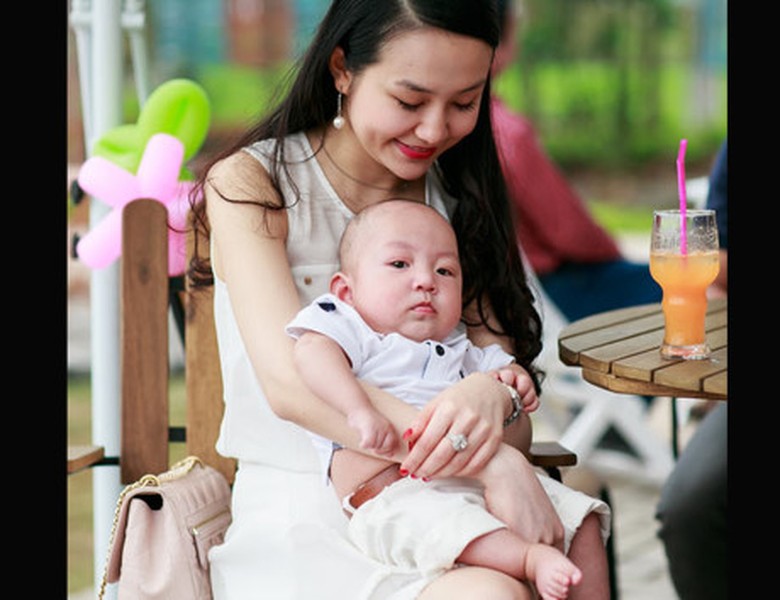 Con trai đầu lòng của  Tuấn Hưng và Hương Baby chào đời ngày 27/10, nặng 3kg, tên thật là Nguyễn Trần Khánh Anh, thường được gọi là bé Su Hào. Thời gian đầu mọi hình ảnh về Su Hào được vợ chồng Tuấn Hưng giữ kín, tuy nhiên đến thời điểm hiện tại Tuấn Hưng đã thoải mái hơn với việc chia sẻ hình ảnh con trai.