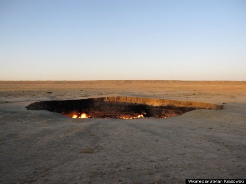 Mọi việc bắt đầu vào năm 1971 tại ngôi làng Derweze ở Turkmenistan thuộc khu vực Trung Á. Trong quá trình tìm kiếm khí đốt thiên nhiên, các nhà địa chất học của Liên Xô đã tình cờ phát hiện được một hang động lớn dưới lòng đất.