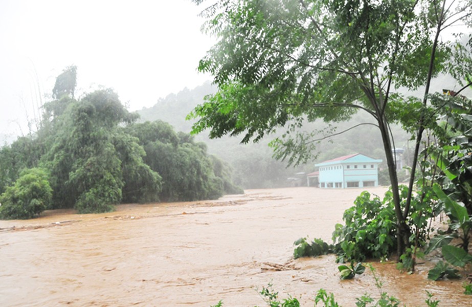 Tại thành phố Lào Cai, lũ lớn từ đầu nguồn suối Ngòi Đum và suối Đôi đổ về bất ngờ gây ngập nhiều hộ dân ở tổ 1A, tổ 1B (phường Kim Tân) và tổ 14 (phường Nam Cường). Theo thống kê ban đầu tại ở tổ 1A, tổ 1B (phường Kim Tân) đã có trên 50 nhà dân bị ngập sâu và tổ 14 (phường Nam Cường) có 6 nhà bị ngập.