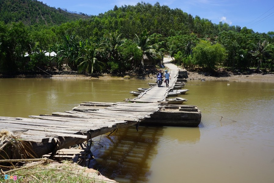 Làng Cóc, xã Tượng Văn, huyện Nông Cống (Thanh Hóa) nằm cô lập với các địa phương khác bên kia sông Thị Long (một nhánh sông Yên). Trước kia, để qua bên kia bờ sông, hàng chục người dân phải chèo đò qua. Mùa mưa lũ, họ không dám qua sông vì nước dâng cao, cuộn xiết.