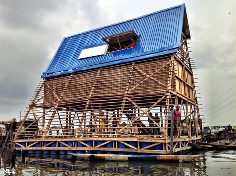 Nằm ở Lagos, thành phố lớn nhất Nigeria, trường nổi Makoko hoàn toàn tọa lạc trên mặt nước. Một trong những  trường đặc biệt nhất thế giới này bao gồm cả phòng học và khu vui chơi, được thiết kế đặc biệt nhằm đảm bảo an toàn cho 100 học sinh trong mọi điều kiện thời tiết. Ảnh: Nleworks.