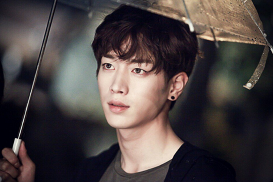  Baek In Ho trong "Cheese in The Trap": Trong phim, Seo Kang Joon vào vai một nghệ sĩ piano Baek In Ho có quá khứ dữ dội. Hàng loạt sự kiện như mất cha mẹ, bị bạn thân nhất phản bội và không thể thực hiện được ước mơ trở thành nghệ sĩ piano đã biến In Ho trở thành một nhân vật tuy cứng nhắc, dễ nổi nóng nhưng cũng dễ đồng cảm và dễ yêu. Sự trái ngược giữa tính cách bad-boy và tình yêu trong sáng của anh dành cho Hong Seol khiến khán giả cực kỳ yêu thích nhân vật này. Rất nhiều fan đã đổ gục trước cảnh  sao Hàn này đánh trả lại kẻ lén theo dõi Hong Seol.