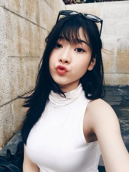 Mốt chu môi (chu mỏ) còn có cách gọi khác là “mỏ vịt” (duck face) từng là một trong những cách làm dáng dáng quen thuộc của nhiều cô gái trẻ mỗi khi chụp ảnh. Bởi, những tấm hình được tạo ra tự mốt này sẽ khiến nhiều cô gái trở lên tinh nghịch, khoe vẻ dễ thương, đáng yêu. Cách tạo dáng chu môi cũng rất đơn giản, chỉ cần môi hơi chụm lại, chu lên phía trước màn hình điện thoai, ipad,… và bấm chụp là bạn sẽ có ngay tấm hình tự sướng chu môi ưng ý.