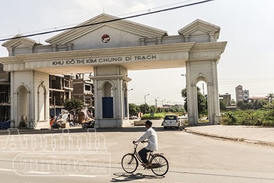  Dự án Kim Chung - Di Trạch (H.Hoài Đức) rộng gần 170 ha, cách bờ hồ Gươm chừng gần 20 km về phía tây TP.Hà Nội, nằm ngay mặt đường 32, gồm có chung cư, biệt thự, trung tâm thương mại, văn phòng... Khu này vào những năm 2008 - 2009 được rao bán lên đến 60 - 70 triệu đồng/m2.