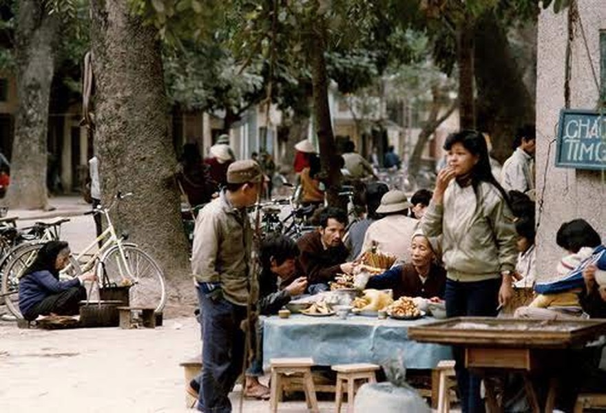 Chỉ với tấm biển hiệu đôi khi là bìa cát tông, viết phấn lên bảng đen... hàng quán xưa đơn giản, gắn liền với nhiều kỷ niệm, đời sống, văn hóa ẩm thực người dân.