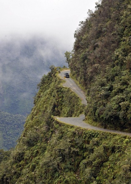 Đường tử thần, Bolivia: Con đường men theo vách đá ở độ cao hơn 600 m này rộng khoảng 3,6 m, với một bên là vực sâu thăm thẳm.  Đường nguy hiểm này có nhiều đoạn sạt lở, trơn tuột khi trời mưa, và nhiều khúc cua chết người.