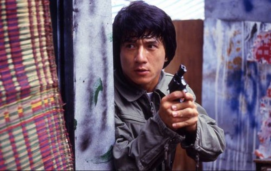  Jackie Chan trong Police Story Police Story – Câu chuyện cảnh sát là một trong những bộ phim đưa tên tuổi điện ảnh của Thành Long (Jackie Chan) vượt ra khỏi biên giới của châu Á. Song trong khi quay bộ phim này, có một kỉ niệm mà suốt đời nam diễn viên bị ám ảnh. Trong cảnh quay đánh nhau ở một khu mua sắm lớn, Thành Long như thường lệ không nhờ tới cascadeur mà tự mình thực hiện các pha mạo hiểm. Khi anh nhảy lên một cột kim loại và trượt xuống dưới trong khi nhiều bóng đèn nổ xung quanh, một pha va chạm với người đóng thế khác khiến Thành Long bị ngã gây nứt đốt sống 7 và 8, trật khớp xương chậu và tay bị bóng do bóng đèn cháy. Khi  quay cảnh mạo hiểm đó Thành Long đã ở rất gần cái chết.