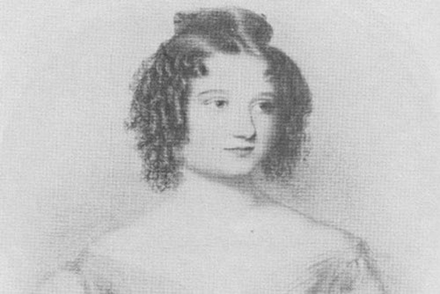 10. Ada Lovelace (1815 – 1852) Ada Lovelace là nhà toán học người Anh, và cũng được xem là lập trình viên máy tính đầu tiên trên thế giới. Bà đã có những phân tích chi tiết về máy phân tích (The Analytical Engine) của Charles Babbage – một loại máy tính đời đầu. Các ghi chép của bà về máy phân tích này được xem như những thuật toán đầu tiên của nhân loại. Thành tựu của  người phụ nữ tài năng này đã truyền cảm hứng cho Alan Turing (cha đẻ của ngành khoa học máy tính) thực hiện những nghiên cứu về máy tính hiện đại. Sau này, Bộ Quốc phòng Hoa Kỳ đã phát triển một ngôn ngữ lập trình và đặt theo tên bà.