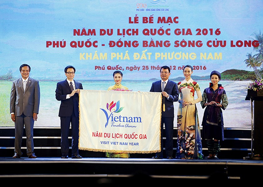 Tối 25/12, chương trình nghệ thuật, ca múa nhạc nằm trong "Lễ bế mạc Năm Du lịch quốc gia 2016: Phú Quốc - Đồng bằng sông Cửu Long", do UBND tỉnh Kiên Giang đã diễn ra tại huyện đảo Phú Quốc với những dấu ấn khó quên, khẳng định sự thành công của một sự kiện mang tầm quốc gia về du lịch Việt Nam.