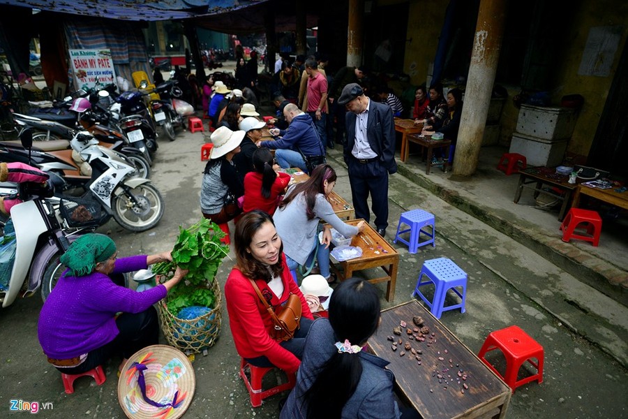 Sáng sớm, hàng chục gian hàng bày bán giữa khuôn viên chợ huyện, mỗi gian hàng rộng chưa đến 1,2 m. Một dân buôn cho hay,  chợ đá quý Lục Yên họp buổi sáng đến trưa mỗi ngày. Bên cạnh những bàn bán đá quý là một chợ cóc bán rau.