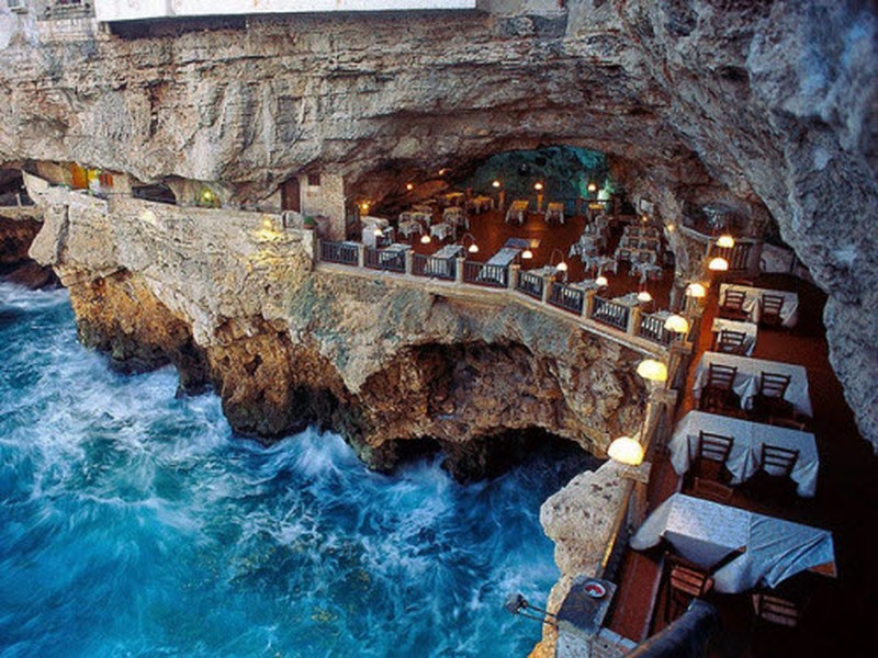 Grotta Palazzese, Italia  Nhà hàng nổi tiếng này được xây dựng trên vách núi với tầm nhìn tuyệt đẹp xuống biển Địa Trung Hải. Nơi đây cùng từng là phòng ăn và nơi tổ chức tiệc tùng từ những năm 1700.