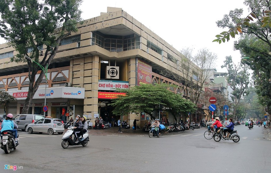 Chợ Hôm - Đức Viên nằm ở trung tâm Hà Nội, thuộc địa bàn phường Ngô Thì Nhậm, quận Hai Bà Trưng. Khu chợ sầm uất có tiếng ở thủ đô nằm ở ngã tư giao cắt Phố Huế - Trần Xuân Soạn - Trần Nhân Tông. Hai mặt tiền chợ giáp Phố Huế và Trần Xuân Soạn.