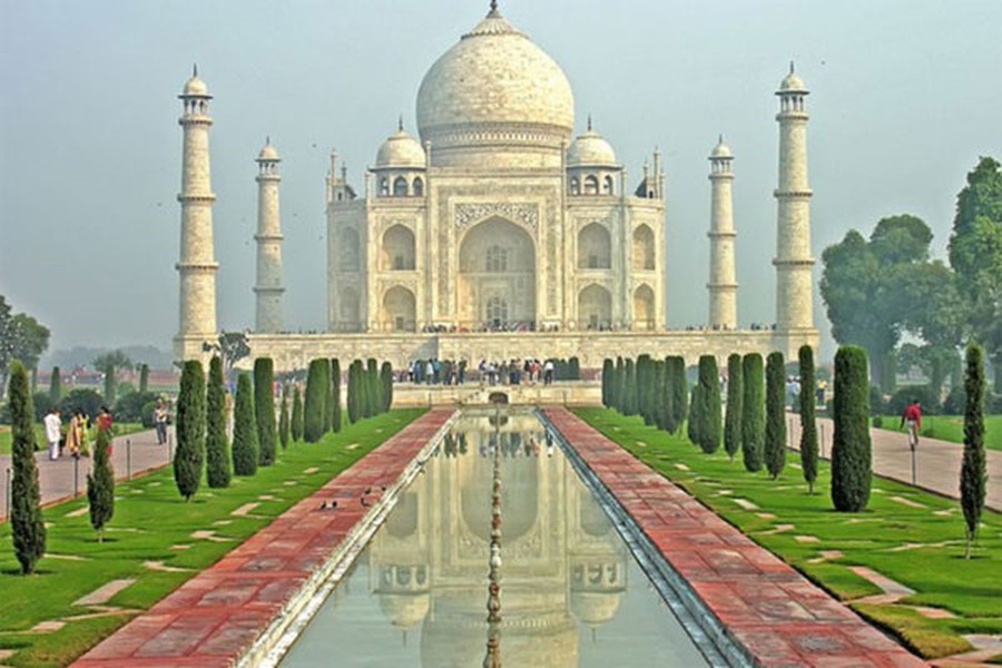 1. Taj Mahal ở Agra, Ấn Độ: Đây là một  lăng mộ vĩ đại được lát bằng đá cẩm thạch trắng, được xây dựng từ 1632-1653 theo lệnh của Hoàng đế triều Mughal, Shah Jahan, để tưởng nhớ người vợ ông yêu mến. Taj Mahal là một trong những ngôi đền được bảo quản tốt nhất và có kiến trúc đẹp nhất thế giới, một trong những kiệt tác của kiến trúc Mughal và là một kỳ quan tuyệt vời của Ấn Độ. Ngoài lăng mộ bằng đá cẩm thạch trắng với mái vòm tuyệt đẹp, nơi đây còn nổi tiếng với nhiều khu vườn, tòa nhà đẹp mắt với hồ nước lấp lánh.