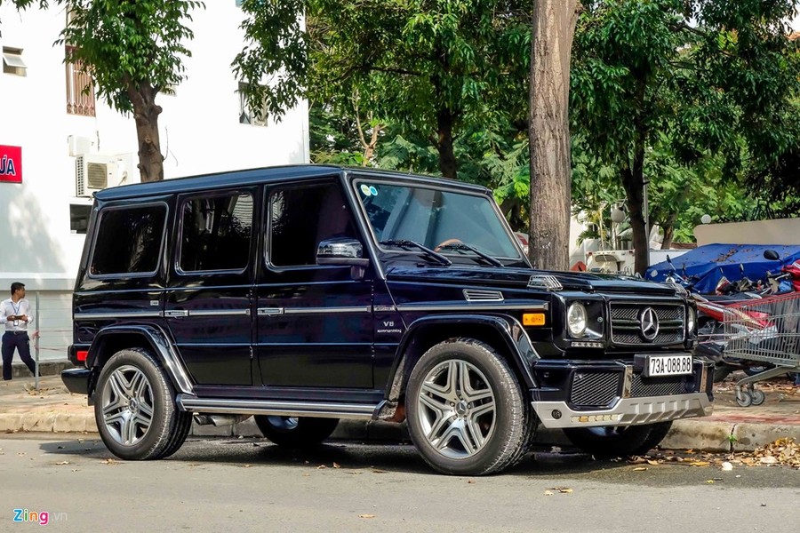  Mercedes G63 là mẫu SUV phong cách cổ điển của hãng xe Đức. Dòng xe này có thiết kế từ năm 1979 và đến nay không thay đổi nhiều. Với ngoại hình cổ điển cùng mức giá "trên trời", rất ít đại gia chọn dòng xe này tại Việt Nam.