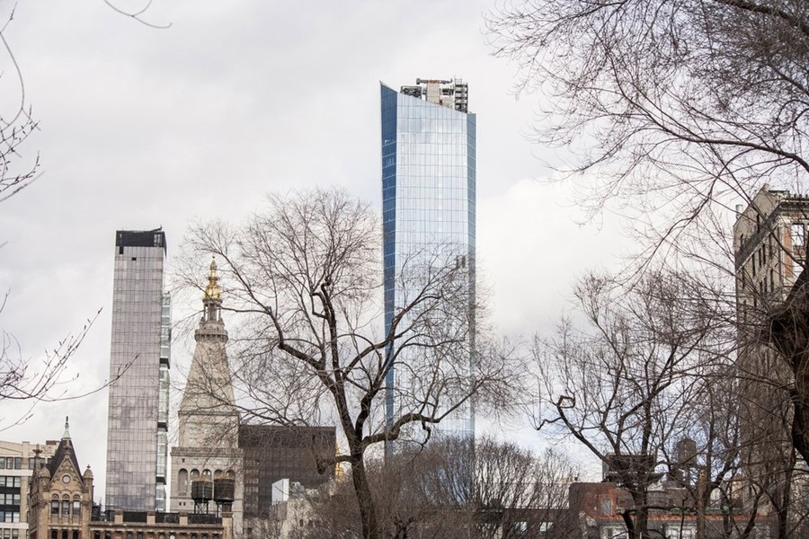 Madison Square Park Tower là tòa tháp 65 tầng với căn hộ, phòng gym, sân golf mini, thư viện và khu ăn uống ngoài trời.