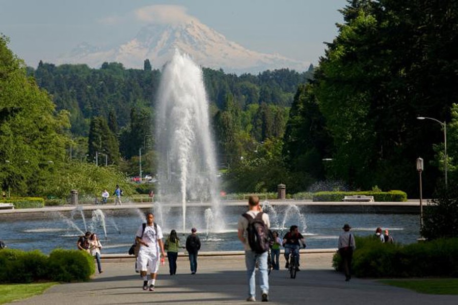 1. Đại học Washington - Seattle, Washington. Vào mùa xuân, hoa anh đào cùng nhiều loại hoa khác đua nhau khoe sắc trong khuôn viên trường. Mùa đông, tuyết phủ trắng xóa trên đỉnh núi Rainier, Drumheller Fountain, dãy núi Olympic và dãy Cascade bao quanh trường tạo nên 1 cảnh quan tuyệt đẹp.